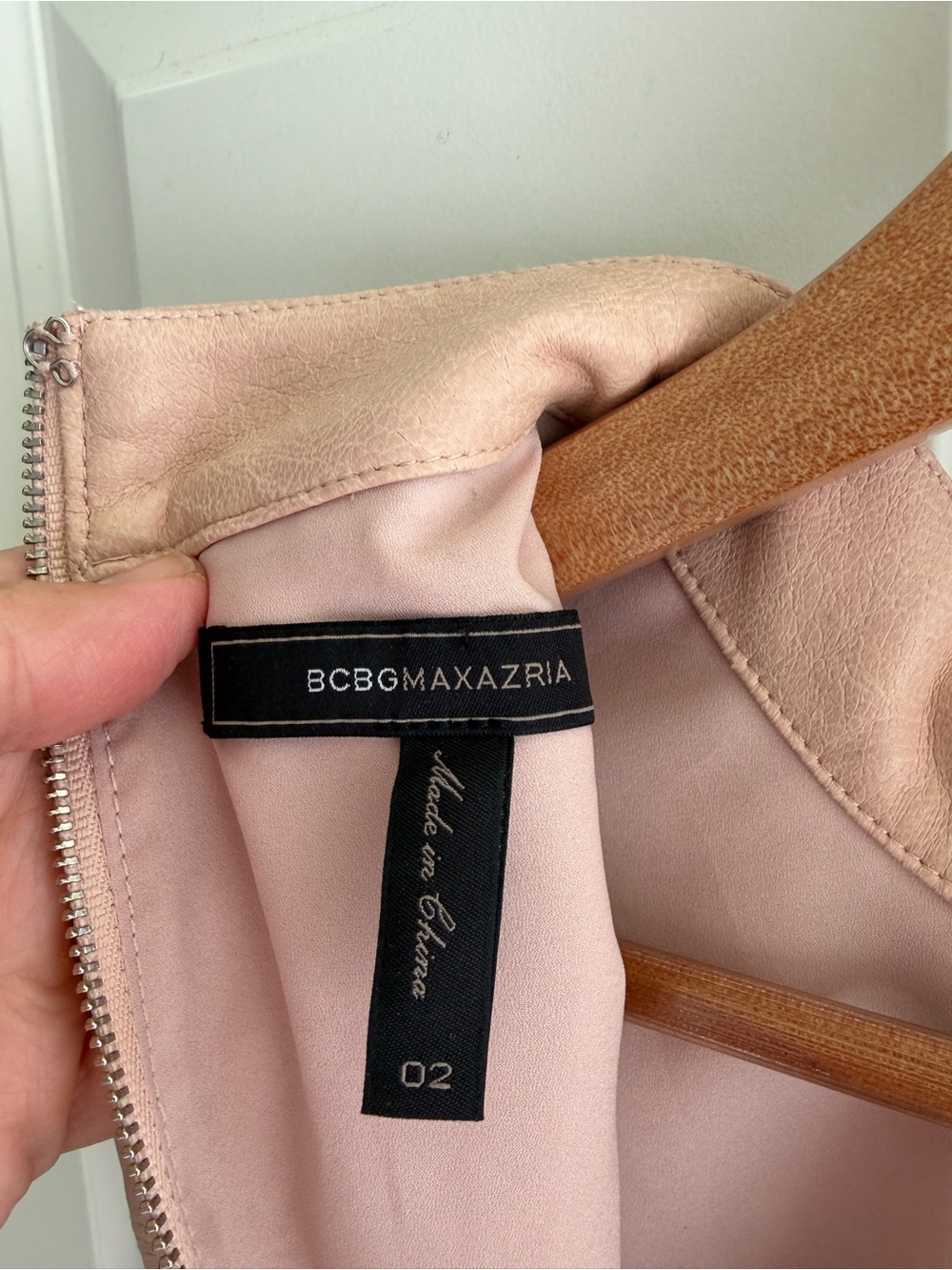 BCBGMaxAzria Sleeveless Mock-Neck Faux Leather in Blush size 2. Fully lined. - Picture 8 of 13